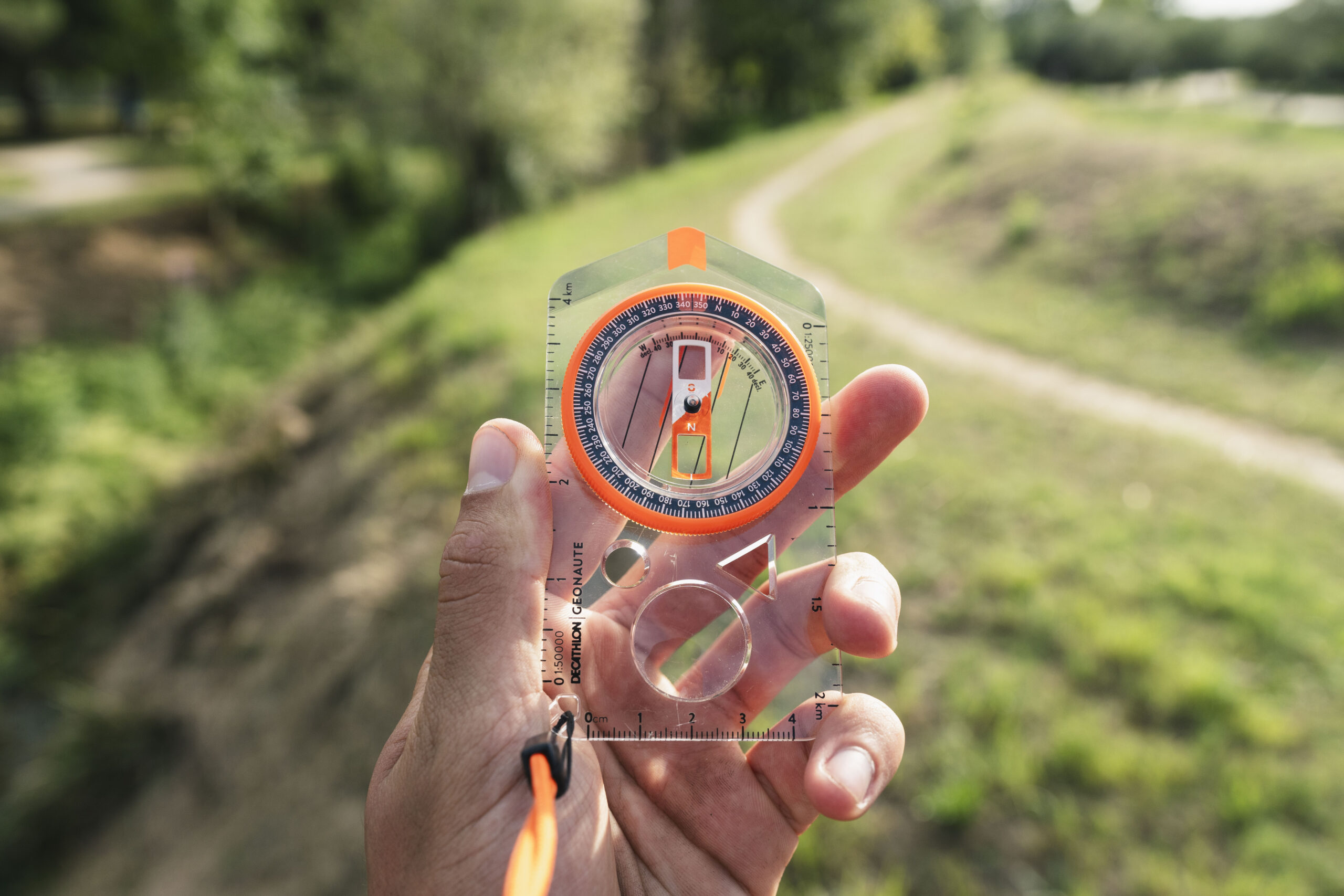 Activité avec une boussole pour trouver une runco